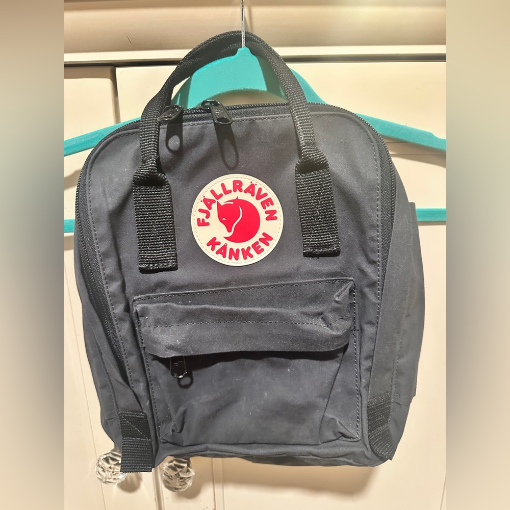 FJALLRAVEN Kånken Black Mini Backpack